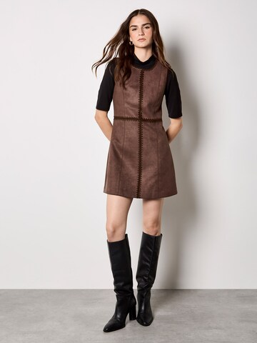 Apricot Jurk ' ' in Bruin