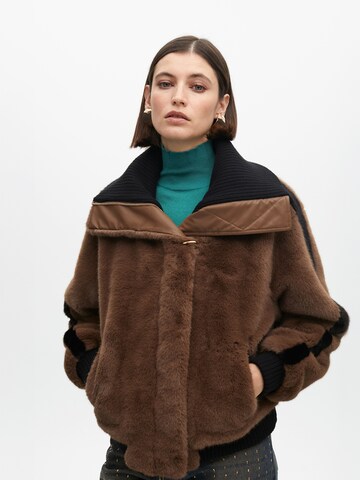 Lola CasademuntPrijelazna jakna - smeđa boja: prednji dio