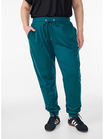 Active by Zizzi Tapered Broek 'ABASIC' in Groen: voorkant