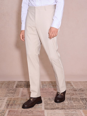 Coupe slim Pantalon chino Next en beige : devant