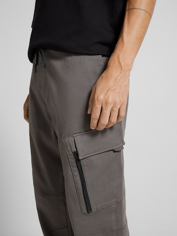Tapered Pantaloni cargo di Bershka in grigio