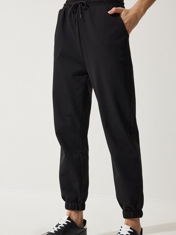 Tapered Pantaloni di Happiness İstanbul in nero