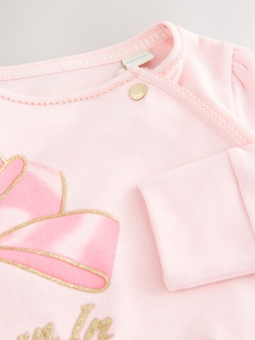 Baker by Ted Baker Пижама 'Born in 2026' в Ярко-розовый