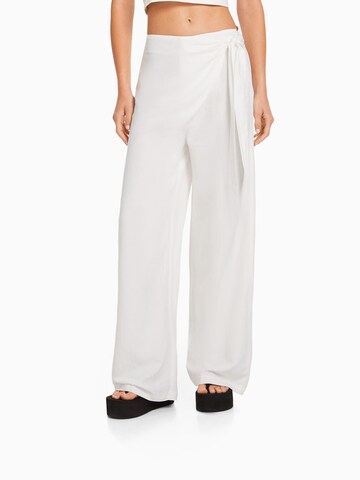 Wide leg Pantaloni de la Bershka pe alb: față