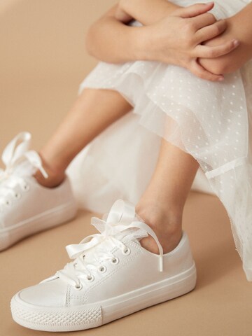 Baskets Next en blanc