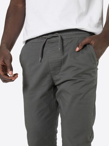 Tapered Pantaloni di !Solid in grigio