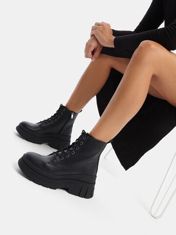 Bottines à lacets Bershka en noir : devant