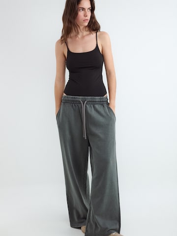 BALMOHK Wide Leg Housut värissä harmaa: etupuoli