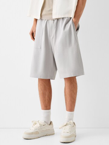 Bershka Loosefit Shorts in Grau