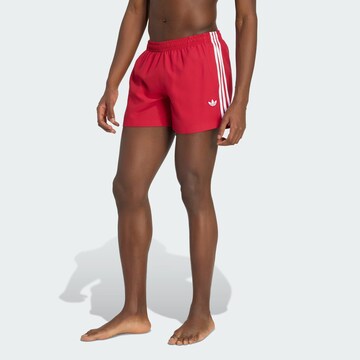 ADIDAS ORIGINALS - Calções de banho em vermelho: frente