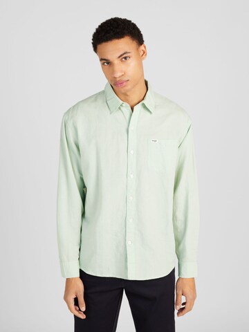 WRANGLER - Regular Fit Camisa 'LEAD'' em verde: frente