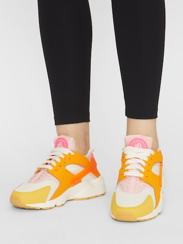Nike Sportswear - Sapatilhas baixas 'Huarache' em branco: frente