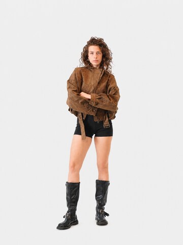 Veste mi-saison 'Vintage Cropped Suede Jacket with Belt' yoligex en marron : devant