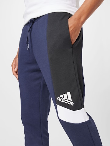 ADIDAS SPORTSWEAR - Tapered Calças de desporto 'Essentials Colorblock' em azul