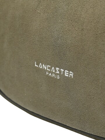 LANCASTER Paris - Bolso de hombro 'Lancaster Sac besace Zippé S Suède Kaki Foncé' en marrón