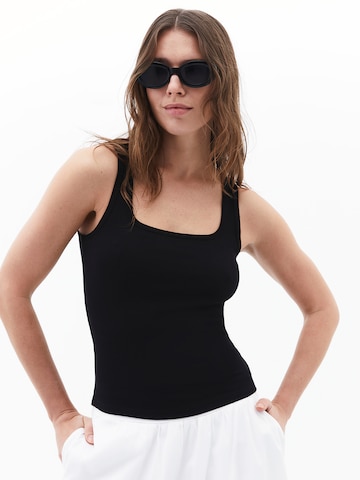 OXXO Top in Black: front