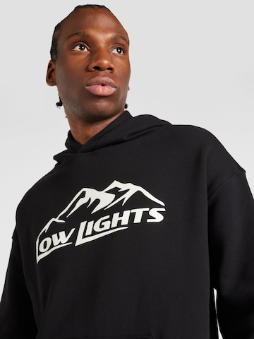 Low Lights StudiosSweater majica 'Mountain' - crna boja
