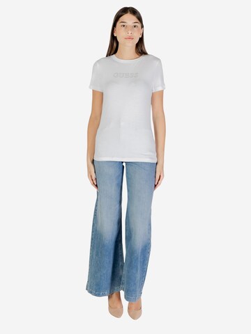 Top 'BRIANA SS T-SHIRT V3BI11 J1314' di GUESS in bianco