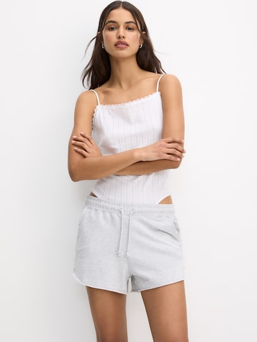 Regular Pantaloni de la Pull&Bear pe gri: față