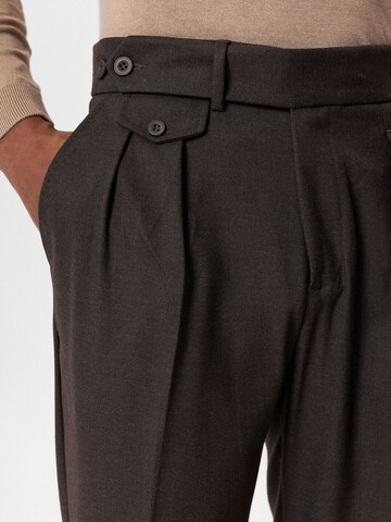 Antioch Tapered Pleat-Front Pants 'Diedrich' in Brown