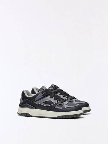 Bershka Sneakersy niskie w kolorze czarny