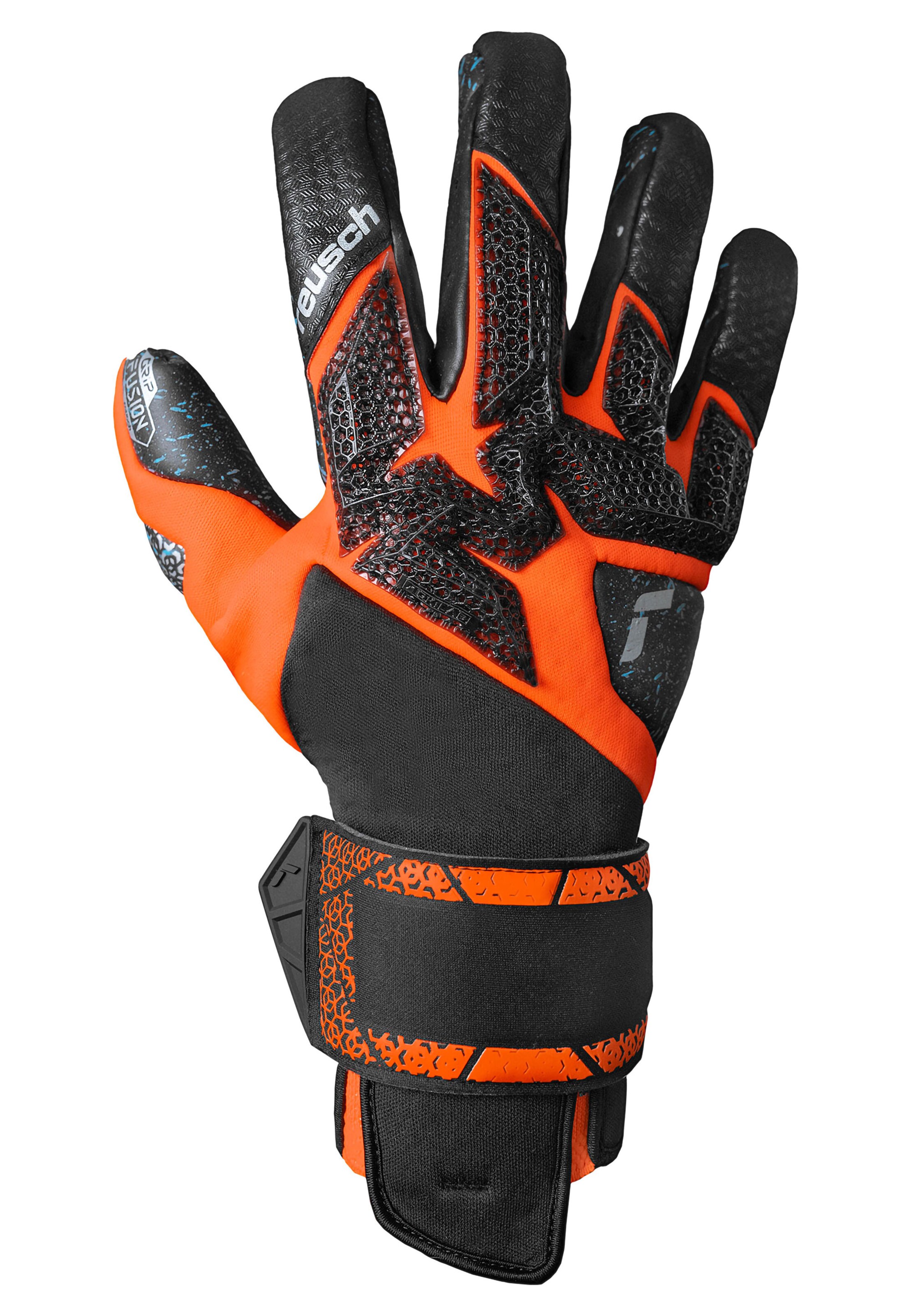 REUSCH Sports gloves 'Attrakt Fusion Carbon® 3D' in Black