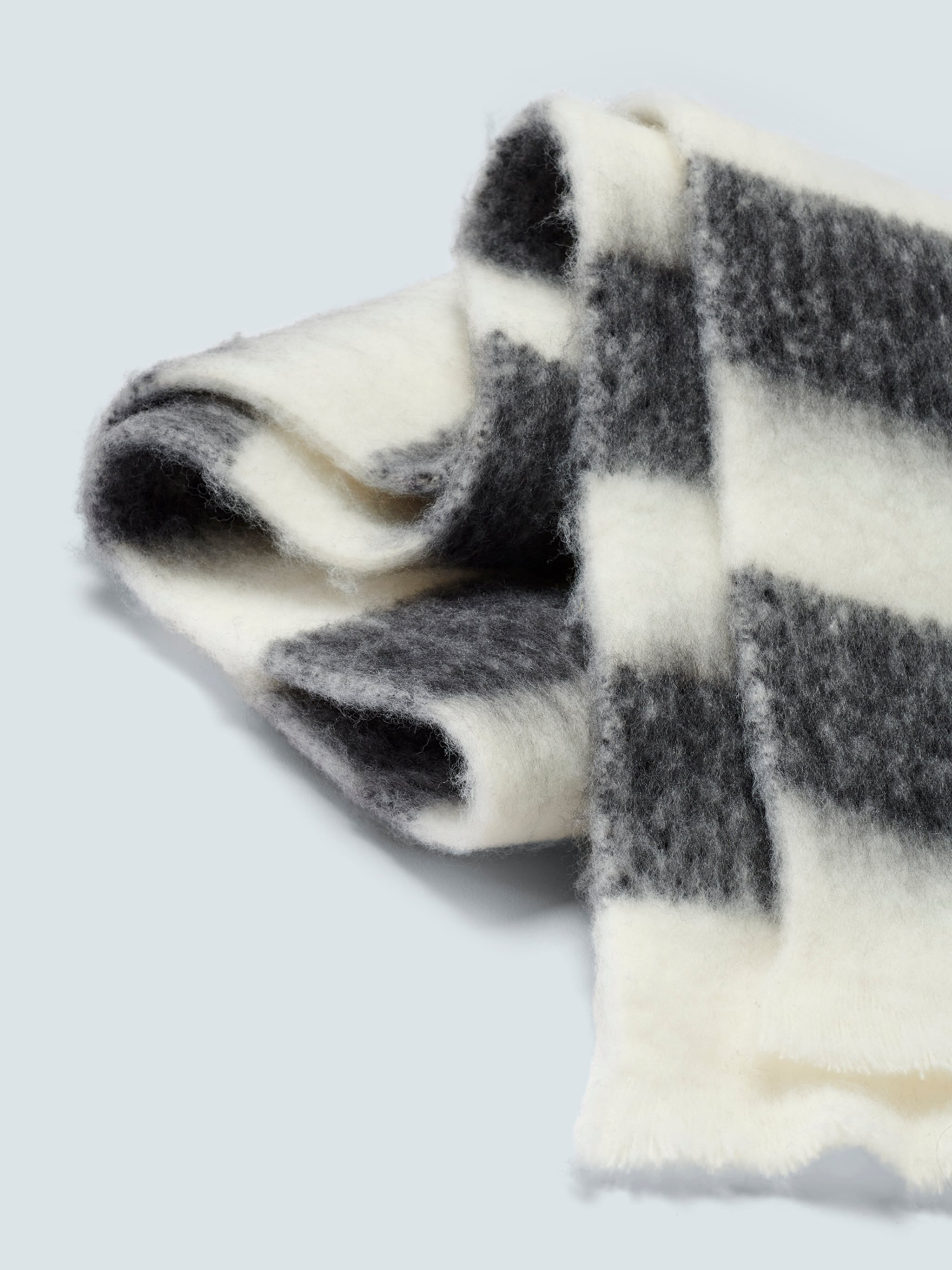 EDITED Produkte Schal 'Hellia' schwarz