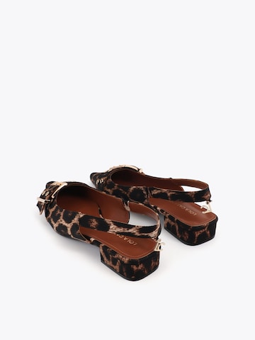 Pumps de la Lola Casademunt pe maro