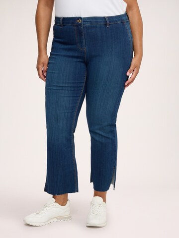 Fiorella Rubino Flared Jeans in Blauw: voorkant