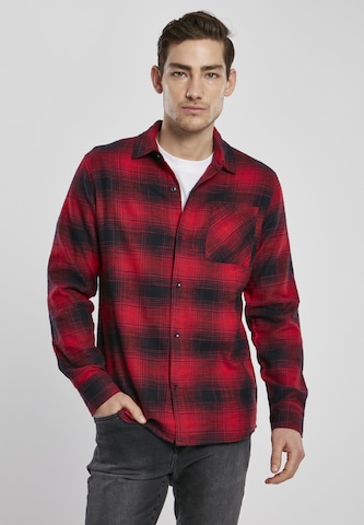 Coupe regular Chemise Urban Classics en rouge : devant