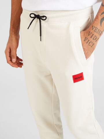 Tapered Pantaloni 'Doak' di HUGO Red in bianco
