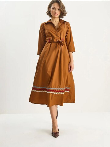 Bianco Lucci - Vestidos camiseiros em castanho