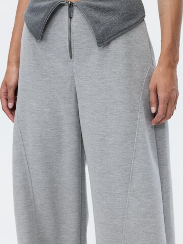 FEMSSY - Ropa ancha Pantalón 'Asher pants grey melange' en gris