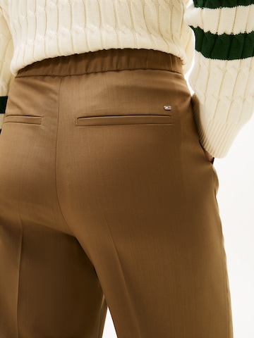 Wide leg Pantaloni cutați de la TOMMY HILFIGER pe verde