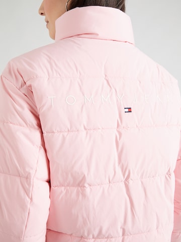 Tommy Jeans - Chaqueta de invierno en rosa