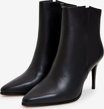 CESARE GASPARI Booties in Black