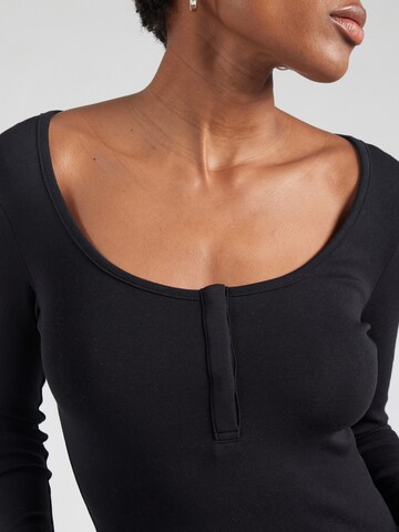Gina Tricot T-shirt i svart