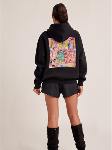 ABOUT YOU x Antonia Sweatshirt 'Kaili' i svart