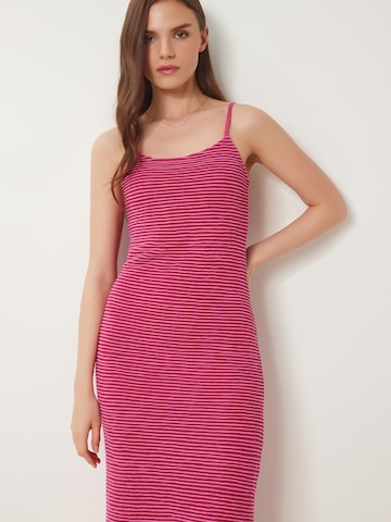 Happiness İstanbul Kleid in Pink