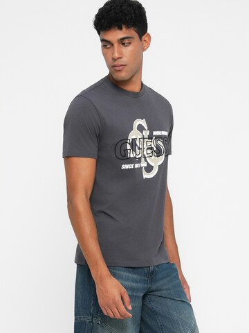 GUESS Футболка в Серый