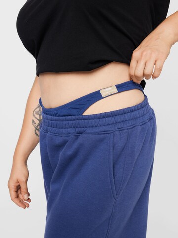 Public Desire Curve - Tapered Calças em azul