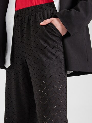 Wide leg Pantaloni 'VMTHAS' di VERO MODA in nero