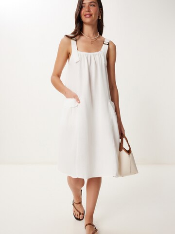 Happiness İstanbul Kleid in Weiß