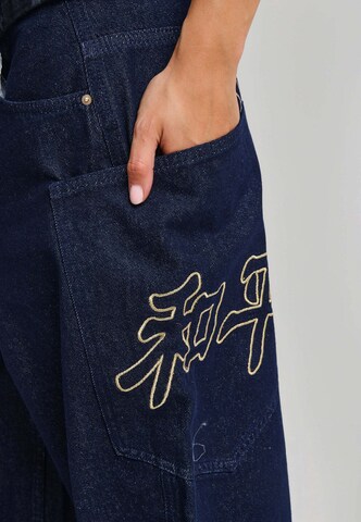 Wide Leg Jean Ed Hardy en bleu : sur le côté