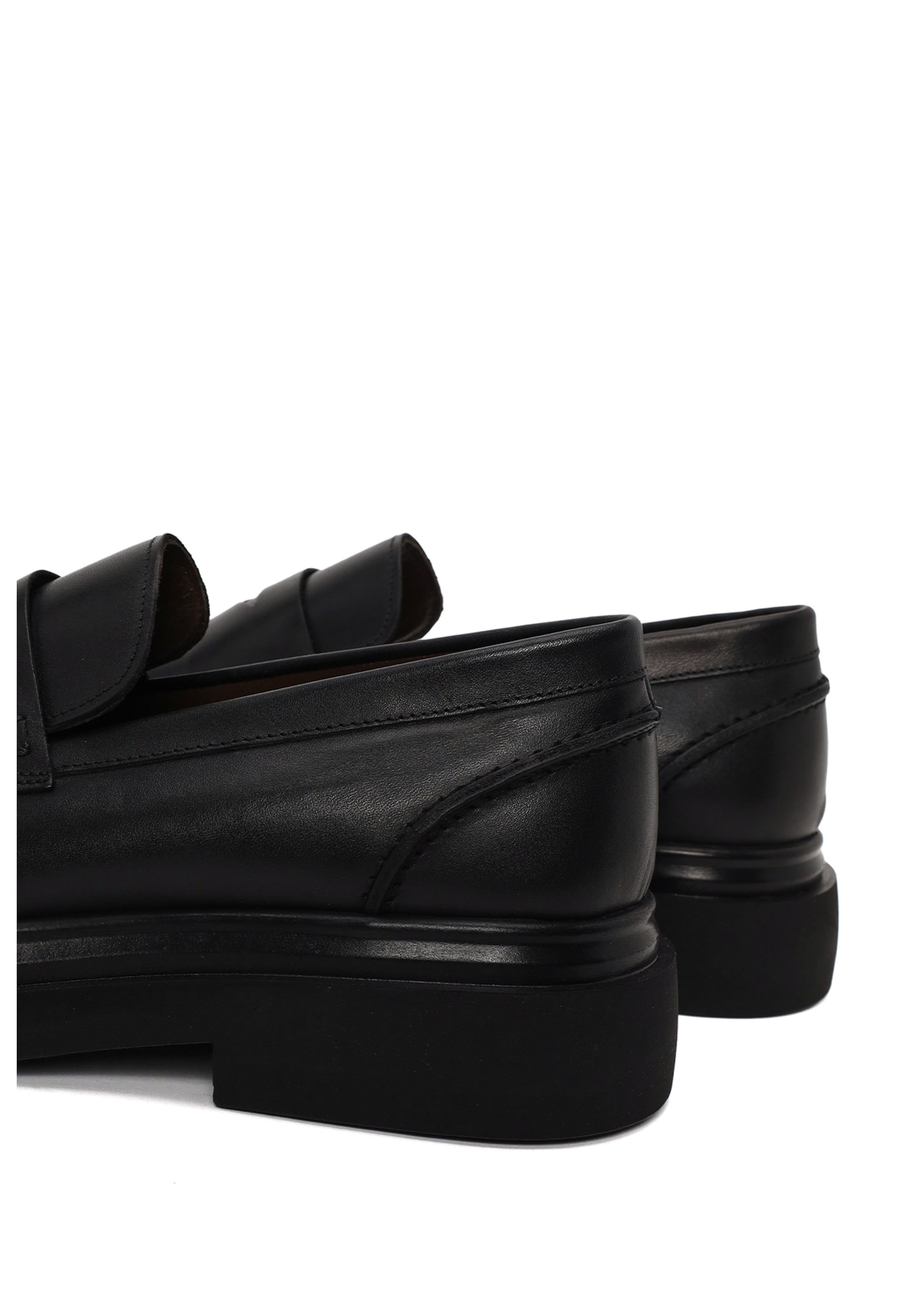 Derimod Classic Flats in Black