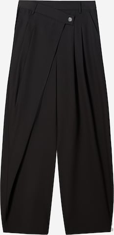 BershkaBaggy Hlače s naborima - crna boja: prednji dio