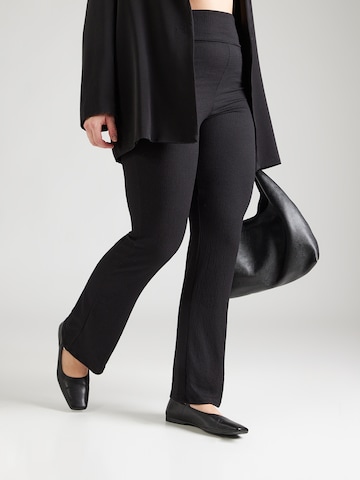 ONLY Carmakoma - Acampanado Pantalón 'CARHILLARY' en negro: frente