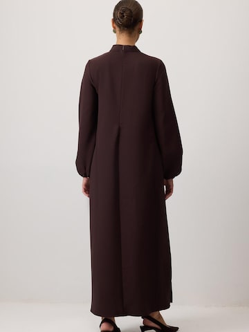Touché Privé Jurk 'Pleated Crepe Dress' in Bruin