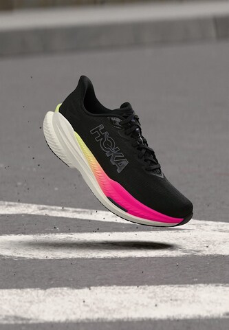 Sneaker de alergat 'MACH X 3' de la HOKA pe negru