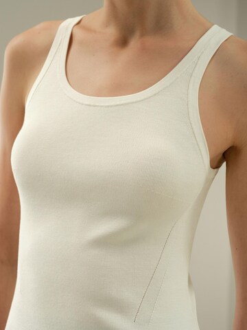 Top 'Basic Seiden Tanktop' di Lilysilk in bianco